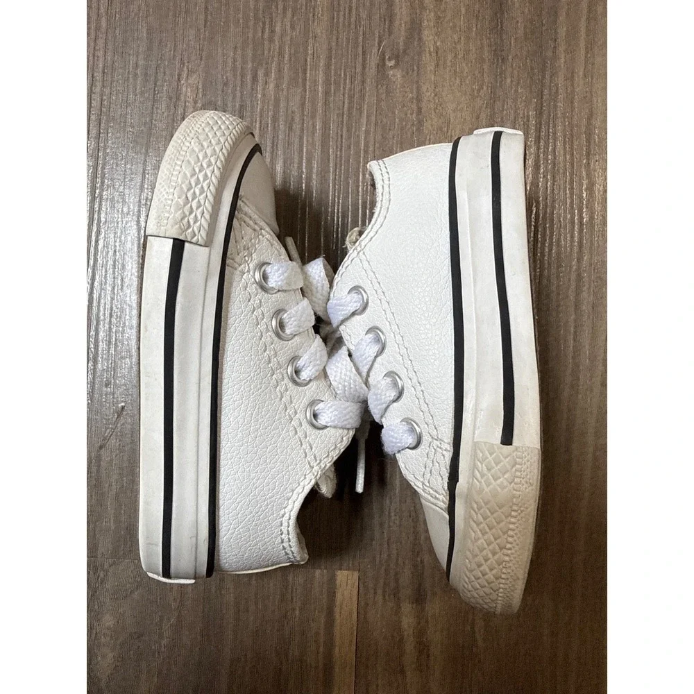 Converse Chuck Taylor All Star Toddler 4 White Faux Leather Low Top Sneakers